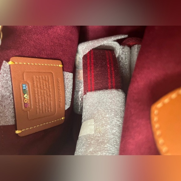 New Coach Field Tote 22 in Rainbow 🌈 signature canvas - Picture 8 of 8